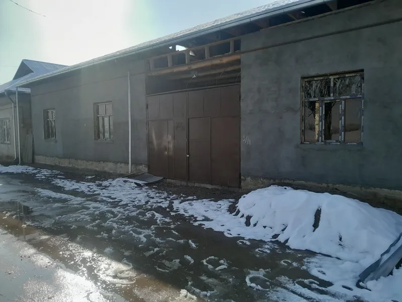 Uy sotiladi Yuqorichirchiq tumani qorasuv yahshi xonadon sevet gaz dgf 1