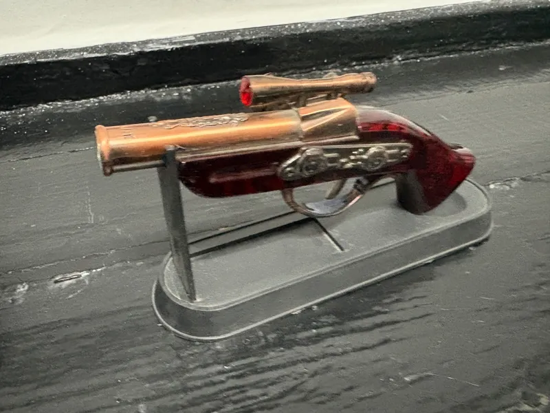 Сувенирная зажигалка в виде пистолета Сувенирная зажигалка в виде пистолета