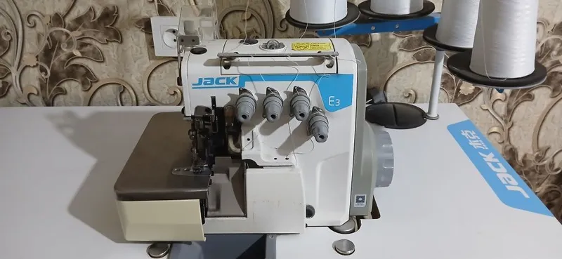 Jack E3 4ipli sanoat overlok tikuv mashinasi 1 Jack E3 4ipli sanoat overlok tikuv mashinasi 1