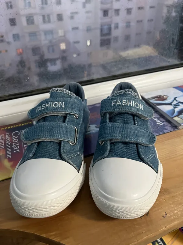Ko’k Velcro krosovka bolalar sotiladi narxi 50 000