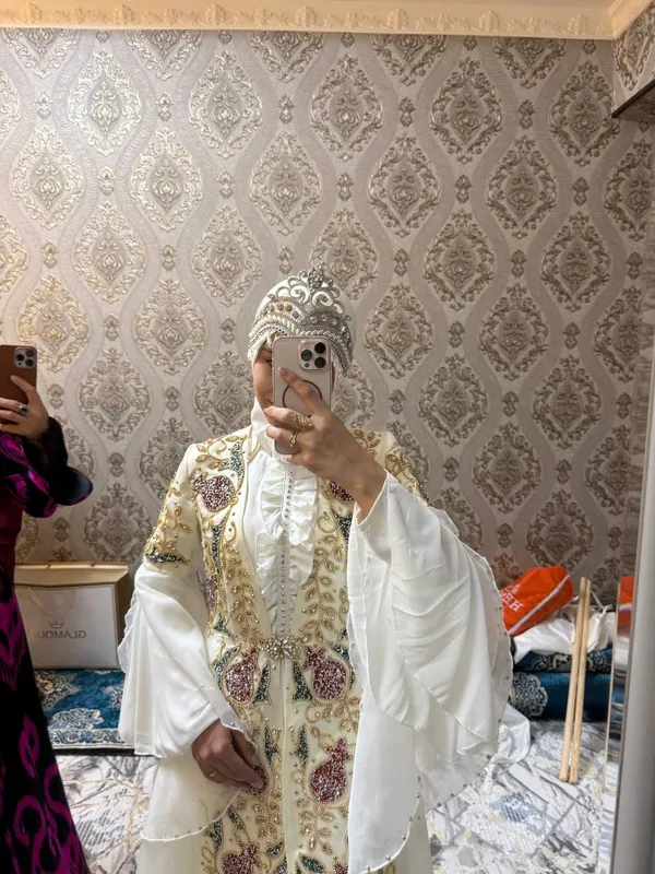 Omoqchi buganlaga diadema va taqinchoqlarini qushib beraman