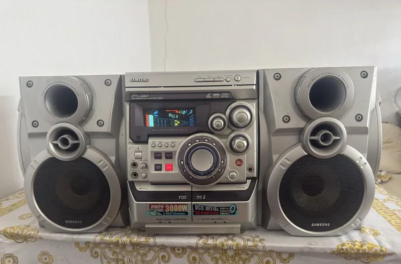 Samsung 3000w muzikalniy sentr sotiladi blutusi bo 2