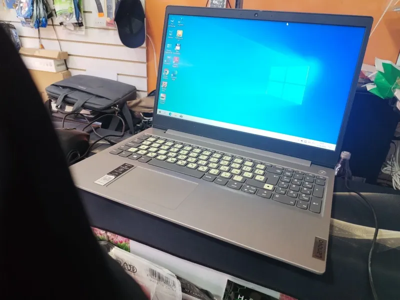 Noutbuk sotiladi Lenovo