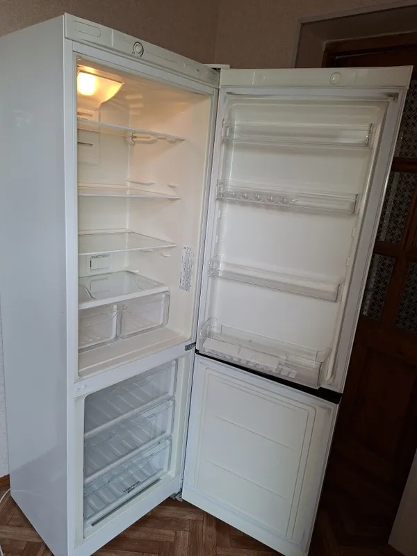 Срочно продаю холодильник Indesit 3 года гарантия есть — фото 2