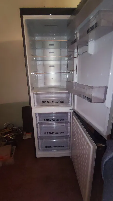 Холодильник почти новый artel inverter 330L