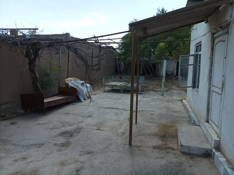 Qorovulbozor shaxardan uy sotiladi 8 sotixli