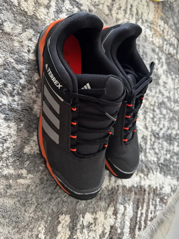 erkaklar poyabzali, 44-o‘lcham, original Adidas, Marvel 2 erkaklar poyabzali, 44-o‘lcham, original Adidas, Marvel 2