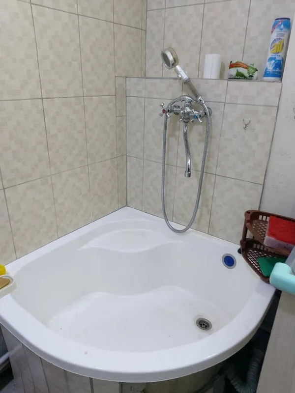 Продается ванна угловая акриловая