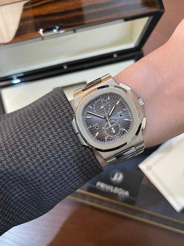 Patek Philippe Nautilus 5990 — фото 2