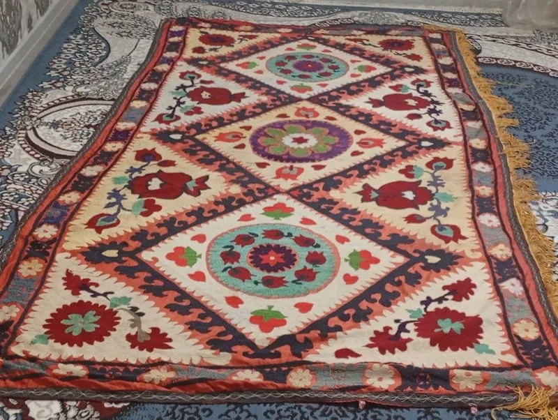 Soʻzana qadimiy joynamozli soʻzana va zardevorli soʻzana