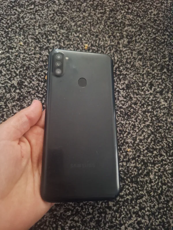 Samsung A11: экран разбит, работает, цена договорная 2