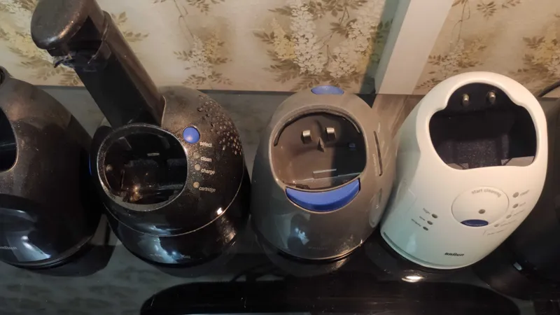 Braun "Clean & Charge" station - базы для зарядки и чистки бритв — фото 4