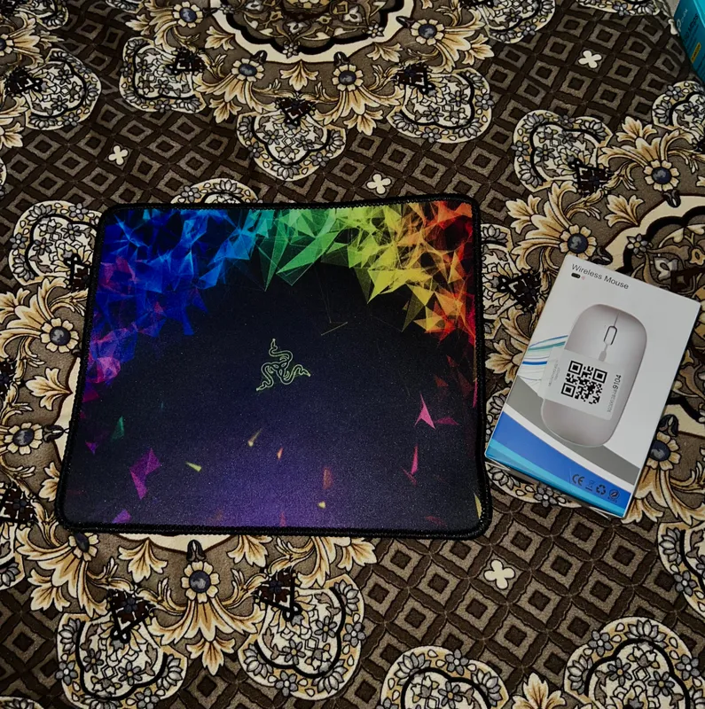 Simsiz sichqoncha va Razer o'yin kovrigi Komplekt