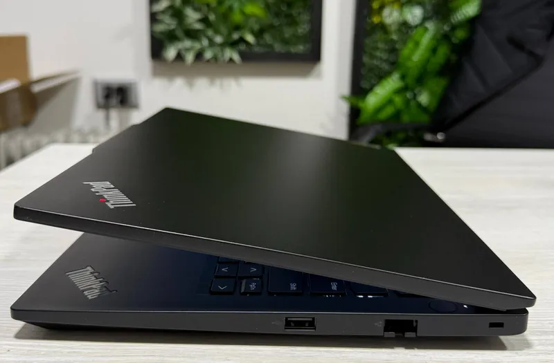 ThinkPad E14 Gen 5 - 14" Core i5-1335U 16GB/256GB 5 ThinkPad E14 Gen 5 - 14" Core i5-1335U 16GB/256GB 5
