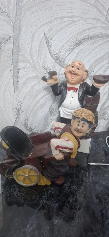 Продаются сувениры