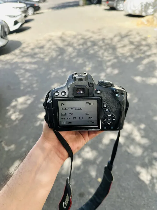Yaxshi holatdagi foto va video uchun Canon 700D 4 Yaxshi holatdagi foto va video uchun Canon 700D 4