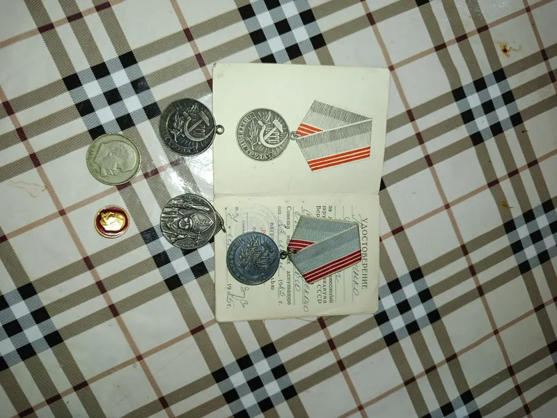 Ordenlar va medallar hujjatlari bilan 3 Ordenlar va medallar hujjatlari bilan 3