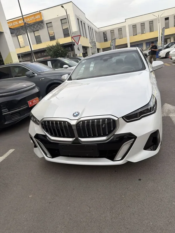 BMW i5 40L M-Sport 2025 yil — фото 1