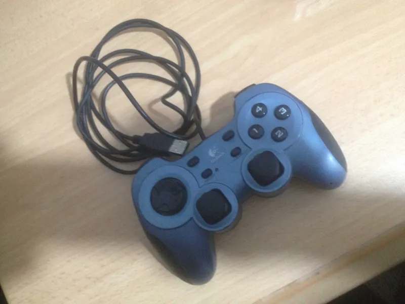 Проводной компьютерный джойстик Logitech 4