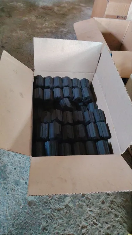 На продаже дривесгый уголь типа Пини якей