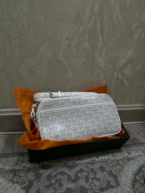 Сумка GOYARD белого цвета а внутри оранжевая 1 Сумка GOYARD белого цвета а внутри оранжевая 1