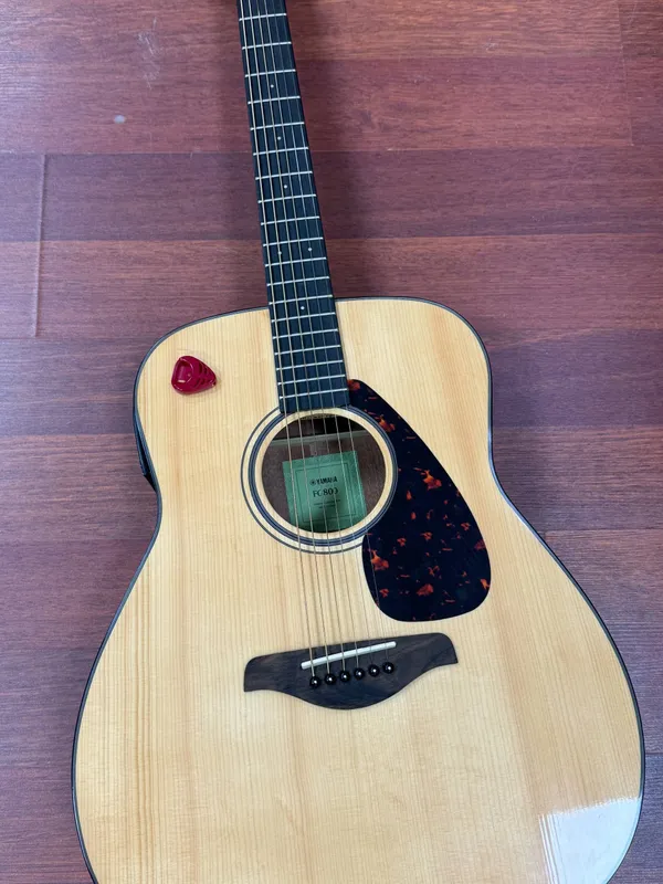 yamaha gitarasi , holati yangi