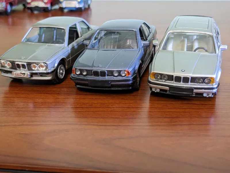 Модели авто BMW в масштабе 1:43 1