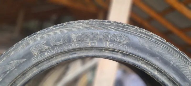 Li9 shina 295/40R20 106 V 3