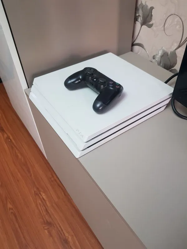 PS4 pro белого цвета 1 TB