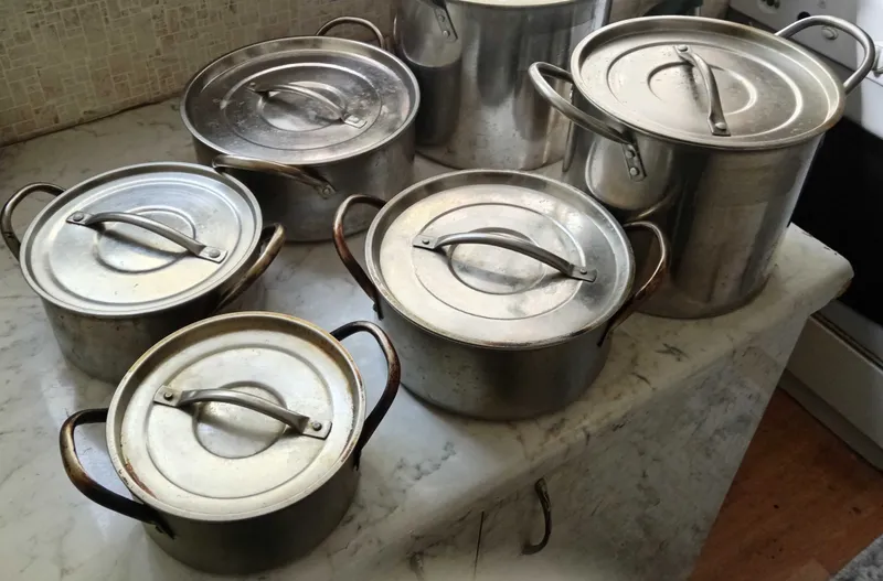 Продам 2 чашки из нержавейки, вилки, приборы для закрутки консервации