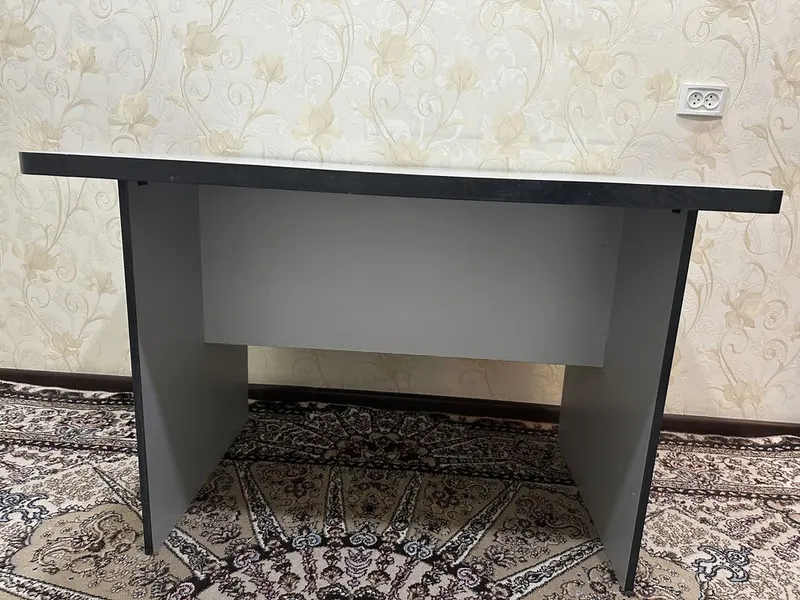 Стол офисный в хорошем состоянии