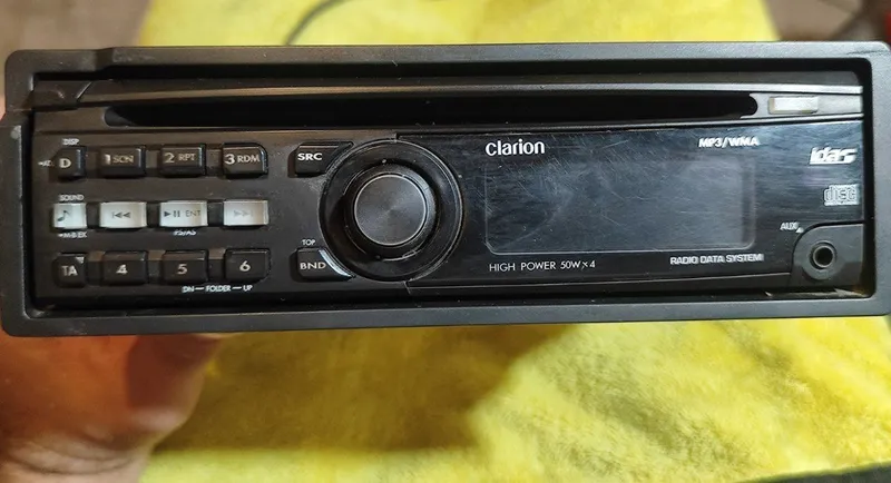 Продам магнитолу мафон Clarion.