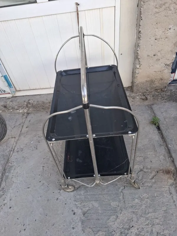 Продаётся раскладной столик на калёсиках 2 Продаётся раскладной столик на калёсиках 2