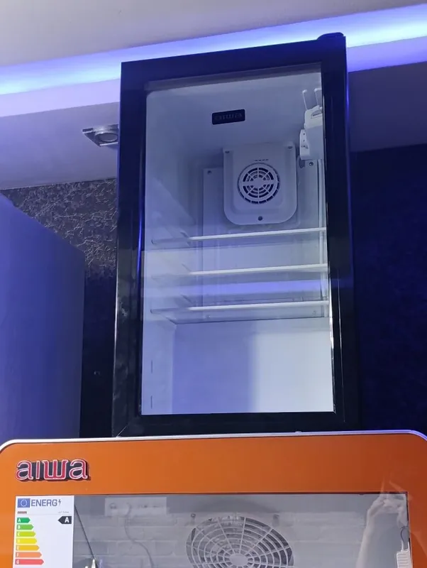 Черный красавец от AIWA: Компактный воздушный холодильник (65 л) 1