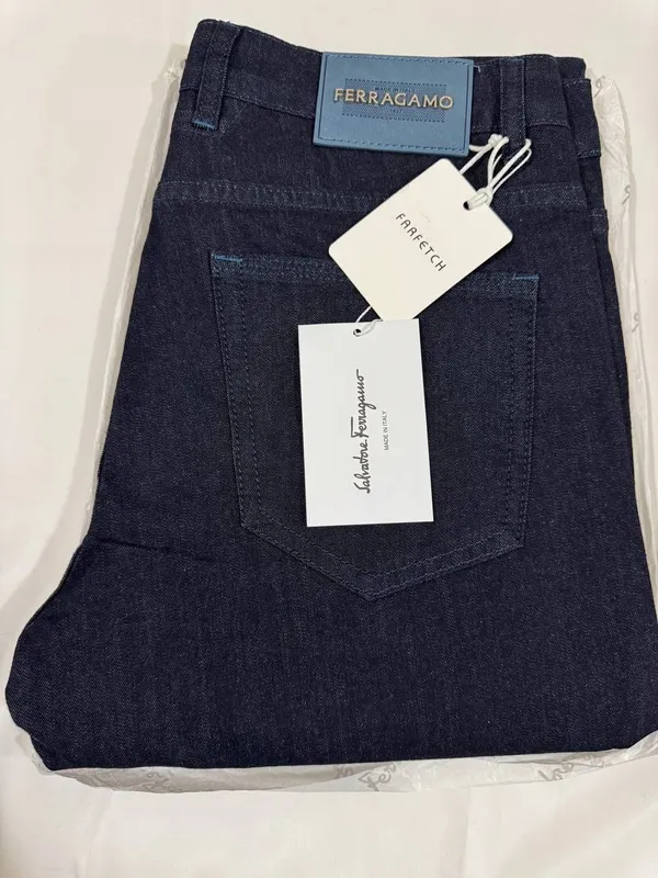 Salvatore Ferragamo (в комплекте фирменные бирки, на одной из моделей 3