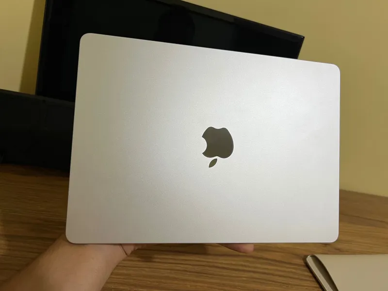MacBook M2 (8/256GB)