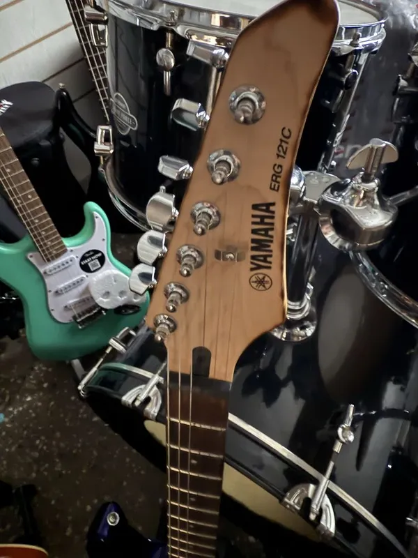 Электрическая гитара YAMAHA в комплекте все есть