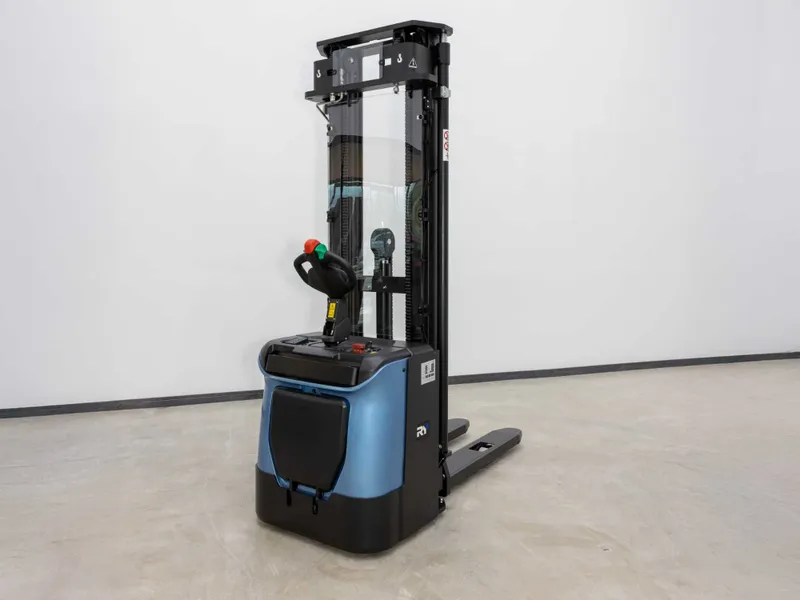 Штабелер электрический / Штаблер Royal Forklift 1 600кг / 4 600 мм — фото 2