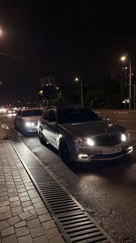 W211 mercedes benz 2