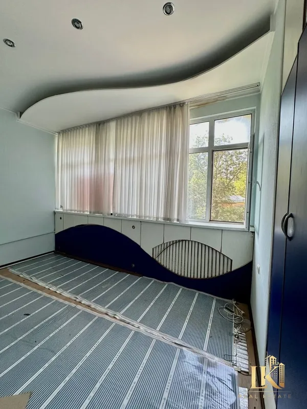 Продаётся 3-комнатная квартира, 80 м², 3/3, потолки 4 м, 2 балкона 4