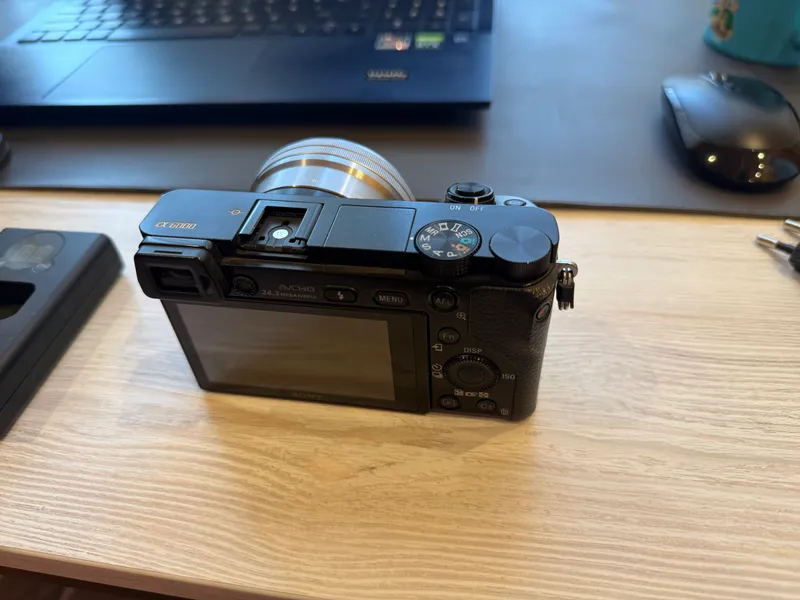 Sony a6000 + 16–50 mm kit obyektivi + 7artisans 1.8/50 mm 4