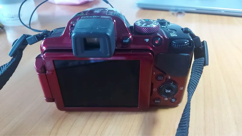 Nikon 1 Qizil rang