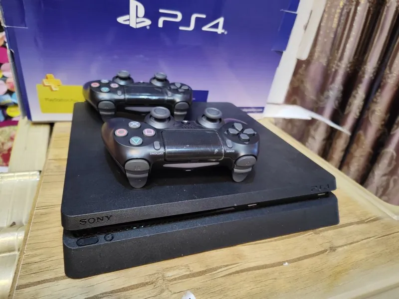 Playstation 4 slim 5 Playstation 4 slim 5