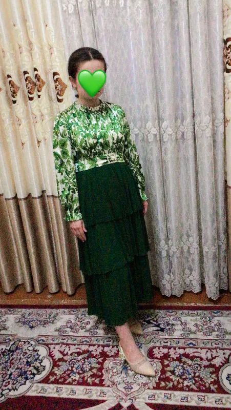 oqshom libosi kiyilgan