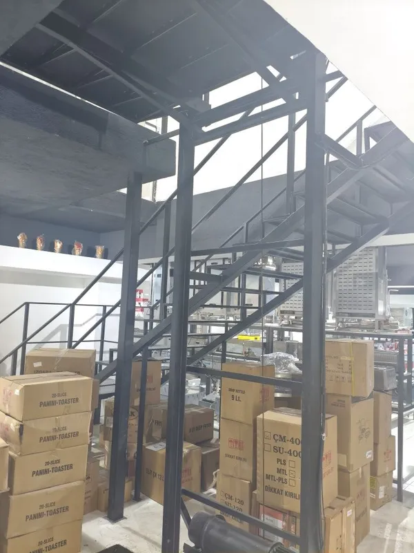 Gruzavoy lift Metal konstruksiya .
