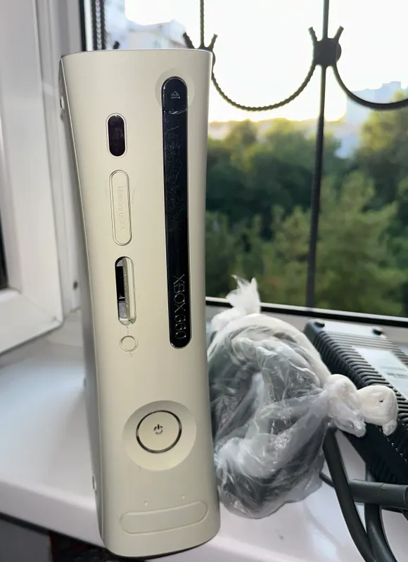 Продаю игровую приставку Xbox 360(модель Fat) 2 Продаю игровую приставку Xbox 360(модель Fat) 2