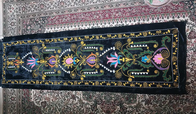 1970-yillardagi suzane, o‘lchami 2,60 × 80 sm 2
