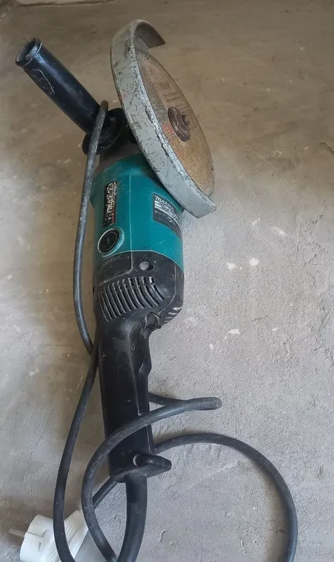 Original Makita 230 bolgarkasini sotaman Original Makita 230 bolgarkasini sotaman