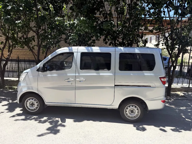 Avtomobil Changan 2