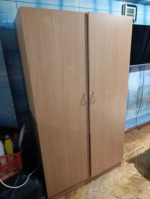 Продается комплект :шкаф, комод , и столик на колесах, цена за все — фото 1